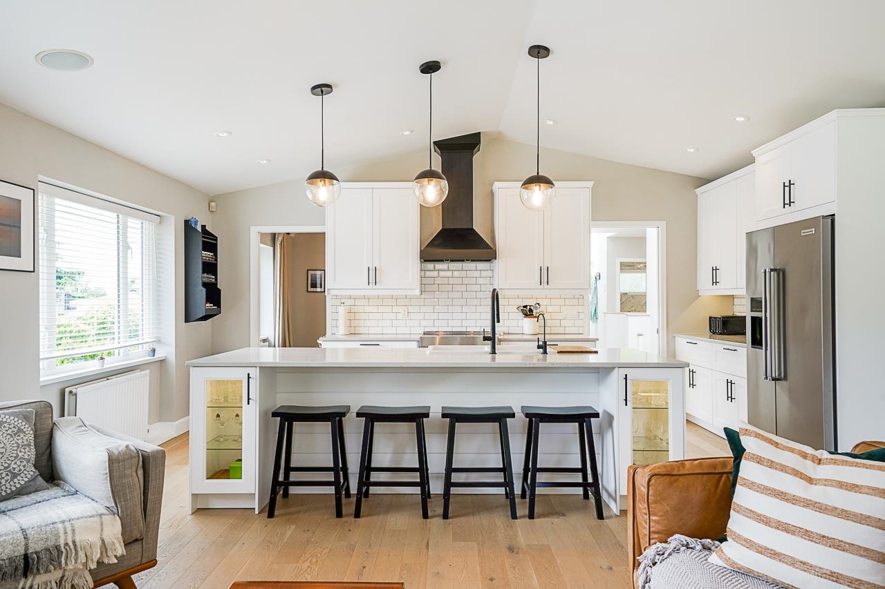 Decorator cutting in around trim